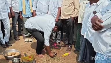 వర్ధన్నపేట: ఇల్లందలో ఇందిరమ్మ ఇళ్ల లబ్ధిదారులకు ముగ్గు పోసిన ఎమ్మెల్యే