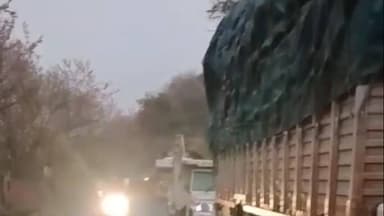 सोयगाव: अजिंठा घाटात वाहनांच्या लागल्या मोठ्या रांगा पोलीस करत आहे वाहतूक सुरळीत करण्यासाठी शर्यतीचे प्रयत्न