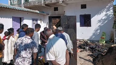 भंडरा: आकाशी धाना टोली में आग से लाखों की संपत्ति जली, शॉर्ट सर्किट की आशंका, डोमना उरांव के घर हादसा