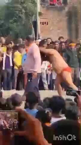 धौरहरा: रमियाबेहड़ गांव में दंगल प्रतियोगिता का भव्य आयोजन शुरू, ग्राम प्रधान ने किया उद्घाटन