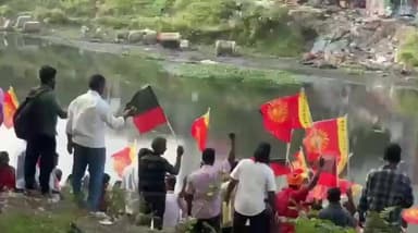 எழும்பூர்: கூவத்தில் இறங்கி திடீரென போராட்டத்தில் ஈடுபட்ட மின்வாரிய ஊழியர்களால் பரபரப்பு - போலீசார் குண்டுகட்டாக கைது செய்தனர்