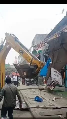 शाहदरा: शाहदरा रेलवे स्टेशन रोड पर एमसीडी का अतिक्रमण हटाओ अभियान, चला बुलडोजर