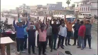 तमकुही राज: रिहायशी मकानों के ऊपर से गुजर रही 33kV लाइन, बड़े हादसे की आशंका