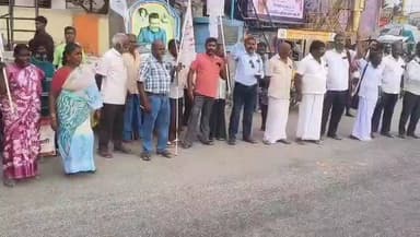 ஊத்தங்கரை: ரவுண்டானாவில் தமிழ்நாடு அனைத்து வகை மாற்றுத்திறனாளிகள் மற்றும் பாதுகாப்பு உரிமைகளுக்கான சங்கம் சார்பில் ஆர்ப்பாட்டம்