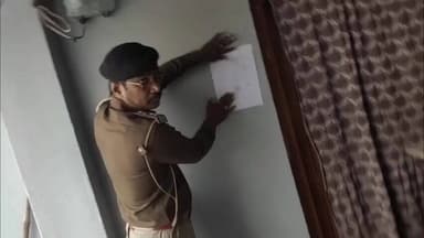 पारू: कोईरिया निजामत गांव में जैतपुर थाना पुलिस ने कांड संख्या 50/25 के फरार अभियुक्त के घर पर चिपकाया इश्तहार