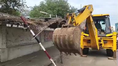 நத்தம்: நத்தத்தில் சாலையோர ஆக்கிரமிப்புகள் அகற்றம் கடை உரிமையாளர்கள் எதிர்ப்பு தெரிவித்த நிலையில் காவல்துறையினர் உதவியுடன் ஆக்கிரப்புகள் அகற்றம்