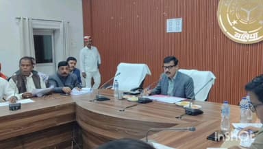 बलिया: जिलाधिकारी मंगला प्रसाद सिंह ने विकास भवन सभागार में जिला स्तरीय व्यापार बंधु के साथ की बैठक