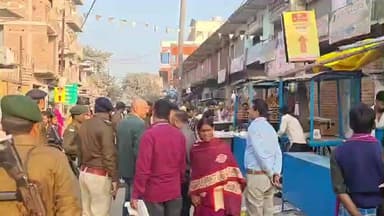 परसा: डीएम के निर्देश पर परसा बाजार में अतिक्रमण हटाओ अभियान, सामान जब्त