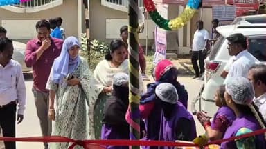 வாணியம்பாடி: வருவாய் கோட்டாட்சியர் அலுவலகம் அருகே மாற்றுத்திறனாளிகளுக்கு சொந்த செலவில் கோட்டாட்சியர் அமைத்து கொடுத்த ஜெராக்ஸ்கடை மற்றும் தேநீர்கடையை திறந்து வைத்த