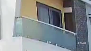 महू के पत्ती बाजार स्थित सीतला माता मंदिर के पास मकान पर एयर गन से कांच फोड़ा