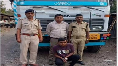 ધરમપુર: હાઇવા ટ્રકમાં સિમેન્ટ બ્લોકની આડમાં વિદેશી દારૂના જથ્થા સાથે એક આરોપીને ઝડપી પાડતી ધરમપુર પોલીસ