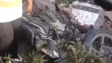 कसिया: नेशनल हाईवे 28 पर बड़ा हादसा: तेज रफ्तार ट्रक ने ऑटो और चार बाइकों को टक्कर मारने के बाद दीवार से टकराया