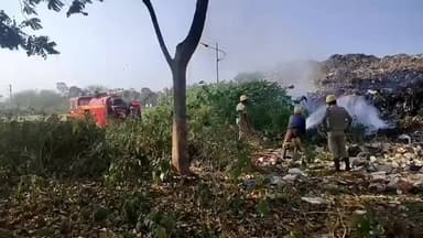 হলদিবাড়ি: হলদিবাড়ির ডাম্পিং গ্রাউন্ডে হঠাৎ আগুন, এলাকায় চাঞ্চল্য!
দমকলের ইঞ্জিন ঘটনাস্থলে, নিয়ন্ত্রণে আনার চেষ্টা চলছে।