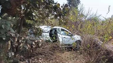 तेंदूखेड़ा: पिंडरई गांव के पास टायर फटने से अनियंत्रित होकर सड़क किनारे खाई में जा पहुंची कार,बाल-बाल बचे कार सवार