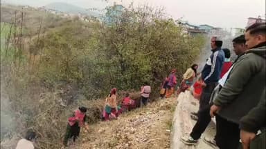 गरुड़: माल्दे गाँव में गुलदार की दहशत बरकरार, महिलाओं ने संभाला मोर्चा, नौघर धारे के आस-पास उगी झाड़ियों का किया कटान