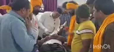 मेराल: मेराल थाना क्षेत्र के हरण दुबे पहाड़ के पास मोटरसाइकिल दुर्घटना में एक व्यक्ति गंभीर रूप से घायल