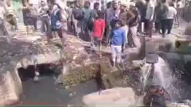 বালি-জগাছা: লিলুয়া ভাগাড়ে আবর্জনা তুপে আগুন ঘটনাস্থলে দমকলের একটি ইঞ্জিন।