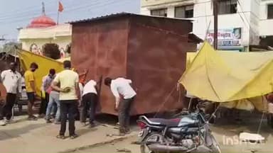 मालेगाव: चांदवड पालिका प्रशासनाने बाजार तळ परिसरातील अतिक्रमणे हटविली