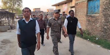 हुसैनाबाद: हुसैनाबाद में चुनावी जोश हाई, प्रशासन द्वारा दमदार फ्लैग मार्च