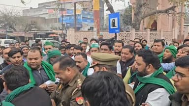 दरोगा जी छीन कर ही माने👌👌💪
मामला हापुड़ के गढ़मुक्तेश्वर का है।
#hapur #uttarpradesh #uppolice #instadaily #copbrand