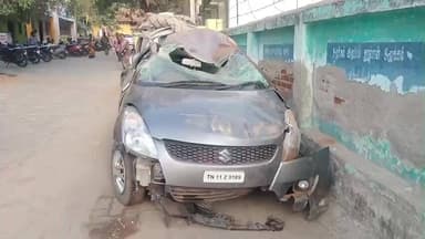 வேடசந்தூர்: நவாமரத்துபட்டி அருகே டிரைவரின் கட்டுப்பாட்டை இழந்த கார் சாலையோர பள்ளத்தில் கவிழ்ந்து அப்பளமாக நொறுங்கியது