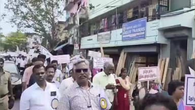 எழும்பூர்: 6 அம்சக் கோரிக்கைகளை வலியுறுத்தி சித்ரா திரையரங்கு அருகில் போராட்டத்தில் ஈடுபட்ட பொறியாளர்கள்