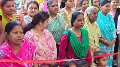 मुलताई: मां शीतला मार्ग पर पेविंग ब्लॉक रोड का मातृ शक्तियों द्वारा उद्घाटन, रीति-रिवाज से की गई पूजा