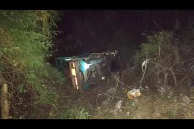 रामटेक: कांद्री माईन रेल्वे क्रॉसिंग जवळ टायर फुटल्याने पिकअप उलटली; चालक, वाहक किरकोळ जखमी