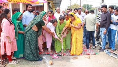 उज्जैन ग्रामीण: वार्ड क्रमांक 54 में ₹17 लाख की लागत से बनने वाली सड़क का निगम सभापति ने किया भूमि पूजन