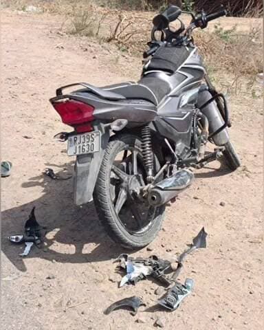 सिवाना: मायलावास के पास NH 325 पर खेतेश्वर गुरु प्याऊ जुंजाणी नाडी के पास सड़क हादसा, गाय और बाइक की हुई भीषण भिड़ंत