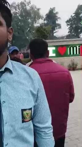 mite college meerut ma paper center gay bhagwat college of pharmacy ka to mite ka college ka bouncer n pati karvi .