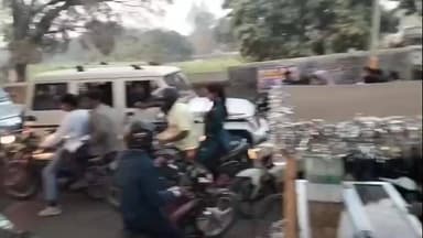 हथुआ: मैट्रिक परीक्षा के बाद चारमुहानी पर लगा जाम, परीक्षार्थी परेशान