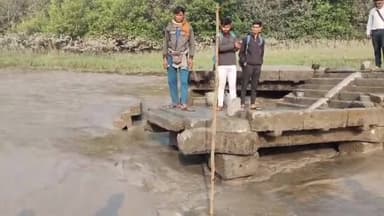 হিঙ্গলগঞ্জ: বেহাল দশা রূপমারী ফেরিঘাটের, ভাঁটা নামলে বন্ধ হয়ে যায় নৌকা পারাপার