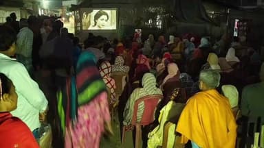 তপন: উন্নয়নের বার্তা পৌঁছে দিতে ছবি প্রদর্শনী তপনের হজরতপুরে