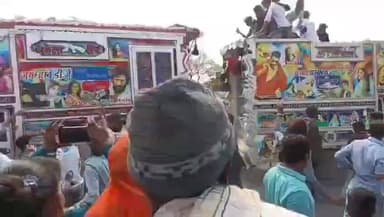 मल्हारगढ़: मल्हारगढ़: 2 डीजे वाहनों ने टक्कर मारने की कोशिश की, लोग भागे, वीडियो वायरल