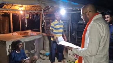 আউশগ্রাম ১: বিধানসভা ভোটের আগে আউশগ্রামের হামিরপুরে গৃহ সম্পর্ক অভিযান বিজেপির, ঘর ঘর পৌঁছল প্রধানমন্ত্রীর আমন্ত্রণপত্র