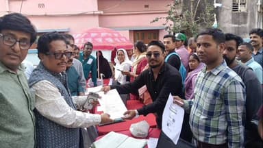 রাজারহাট: রাজারহাটে যুবসাথী প্রকল্পের ফর্ম বিতরণ, উপস্থিত বিধায়ক তাপস চ্যাটার্জি