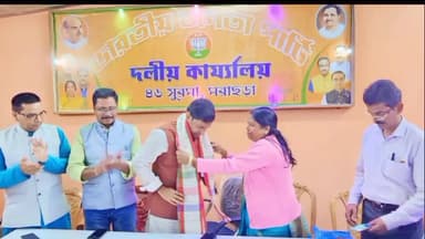 কমলপুর: সুরমা বিজেপির দলীয় পার্টি অফিসে বিধায়ক ও বিজেপির কর্মী সমর্থকদের সঙ্গে মতবিনিময় করেন মন্ত্রী সুধাংশু দাস