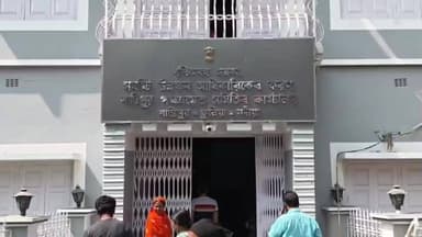 শান্তিপুর: ফোন রিচার্জ করার জন্যই বেকার ভাতার লাইনে দাঁড়িয়েছি, ফুলিয়া বিডিও অফিস থেকে জানালেন যুবক