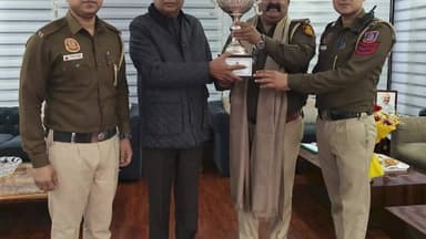 नजफगढ़: दिल्ली के सर्वश्रेष्ठ थाने का अवॉर्ड मिलने पर सांसद रामवीर सिंह बिधूड़ी ने बदरपुर थाने के पुलिसकर्मियों को किया सम्मानित
