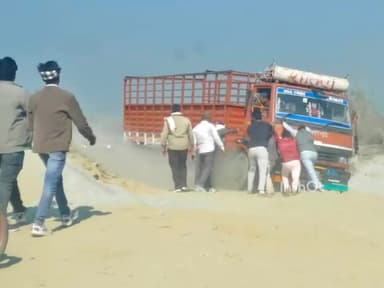 बांगरमऊ: फतेहपुर चौरासी में वैकल्पिक मार्ग पर फंसा ट्रक, भारी वाहनों की आवाजाही से घंटों लगा जाम, राहगीर हुए परेशान