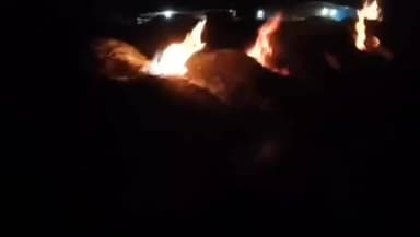 ಕೃಷ್ಣರಾಜಪೇಟೆ: ಬಳ್ಳೆಕೆರೆ ಗ್ರಾಮದಲ್ಲಿ ಕಿಡಿಗೇಡಿಗಳಿಂದ ಹುಲ್ಲಿನ ಬಣವೆಗೆ ಬೆಂಕಿ