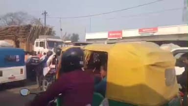 बिसवां: रेउसा कस्बे में उपराज्यमार्ग पर गन्ना लदे ओवरलोड ट्रक से लगा लंबा जाम