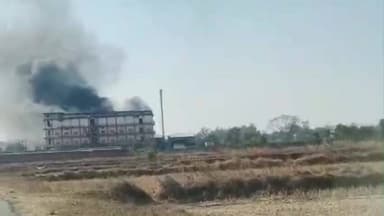 पत्थलगांव: पत्थलगांव के गोढ़ी कला स्थित आकृति मिक्चर फैक्ट्री में आग, एक घंटे की मशक्कत के बाद पाया गया काबू