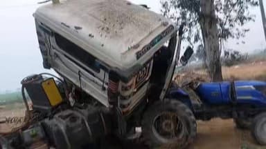 जेवर:- खुर्जा रोड कोतवाली जेवर के अंतर्गत ग्राम नीमका के समीप रेडिशन स्कूल के पास ट्रैक्टर ट्रॉली जेवर की ओर से आ रहा थ...