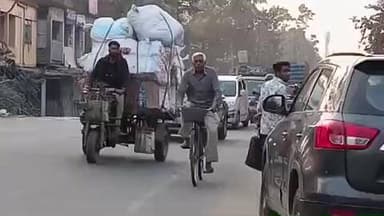 দেগঙ্গা: দেগঙ্গার শানের পুকুর এলাকায় এক ব্যক্তির মোবাইল ফোন নিয়ে চম্পট দিল দুষ্কৃতীরা