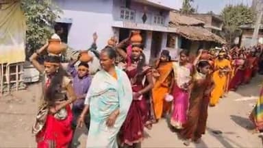 ठाकुरगंगटी: ठाकुर गंगटी प्रखंड के भूमफोड़ बूढ़ानाथ महादेव मंदिर में यज्ञ के लिए बुधवार को निकली भव्य कलश शोभायात्रा