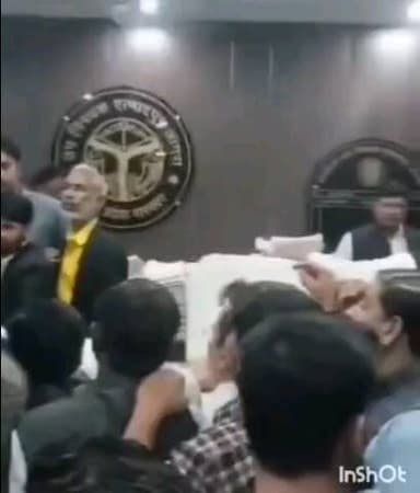 एत्मादपुर: एत्मादपुर रजिस्ट्रार कार्यालय में हंगामा, कर्मचारियों पर अवैध वसूली और मनमानी के आरोप लगाए गए