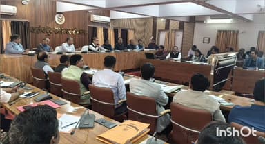 घोरावल: लोढ़ी कलेक्ट्रेट में CM डैशबोर्ड के माध्यम से DM ने विकास कार्यों की समीक्षा बैठक की
