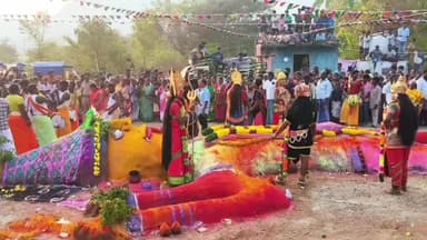 சங்கராபுரம்: பாவளம் கிராமத்தில் அமைந்துள்ள காளியம்மன் கோயிலில் நடைபெற்ற மயான கொள்ளை நிகழ்வு